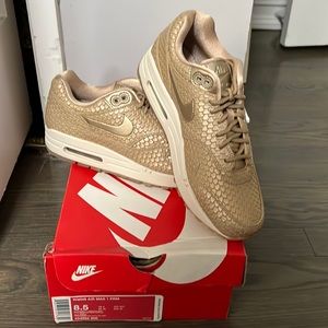 BRAND NEW, NEVER WORN. WOMENS AIR MAX 1 PRM